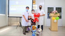 Lãnh đạo bệnh viện Trung ương Huế chúc mừng bệnh nhi N. được xuất viện