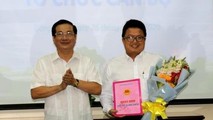 Phó chủ tịch UBND tỉnh Nguyễn Thanh Hùng trao quyết định cho ông Lê Lam Minh Nhật.