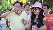 Ông Huỳnh Uy Dũng(Dũng Lò Vôi) cùng vợ là CEO Nguyễn Phương Hằng uống thử trực tiếp nước sạch sau khi đã qua hệ thống lọc RO
