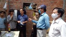 Đại diện UBND huyện Bến Lức đến thăm hỏi và hỗ trợ người dân. Ảnh: Long An