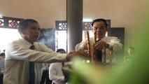 Dâng hương tưởng niệm nhà thơ Nguyễn Đình Chiểu.