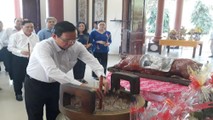 Bí thư tỉnh ủy Phan Văn Mãi thắp hương tại đền thờ nữ tướng Nguyễn Thị Định. Ảnh: Hữu Hiệp