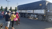 Xe máy va chạm bị kéo vào gầm xe tải, 2 người tử vong tại chỗ