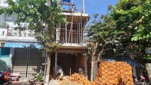Dù bị đình chỉ nhưng sáng 19/7, nhiều công nhân vẫn đang thi công công trình.