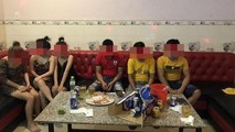 Nhóm nam, nữ hát karaoke trong thời gian giãn cách xã hội.