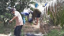 Thi thể các nạn nhân được đưa lên bờ.