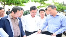Ông Nghĩa xem lại bản đồ vị trí của dự án Lancastes Nam Ô