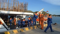 Các thuyền viên được đưa về đất liền chiều 14.5