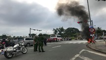 Chiêc xe tay ga đang bốc cháy ngay ngã tư đèn xanh đèn đỏ