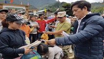 Doanh nghiệp tặng quà cho bà con tại huyện Phước Sơn (Quảng Nam) ăn Tết Kỷ Hợi 2019