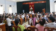 Chủ tịch Định Văn Thu trả lời với người dân liên quan đến việc mua bán đất không có sổ đỏ