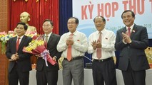Các đồng chí lãnh đạo tỉnh Quảng Nam chúc mừng ông Lê Trí Thanh (người cầm hoa) trên cương vị mới