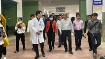 Thứ trưởng Bộ Y tế Nguyễn Trường Sơn và Đoàn công tác kiểm tra quy trình dự phòng, chống lây nhiễm dịch viêm đường hô hấp cấp