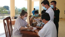 Thăm khám sức khỏe của những người trong diện cách lý theo quy định tại Trung tâm huấn luyện Đồng Xanh Đồng Nghệ, Đà Nẵng.