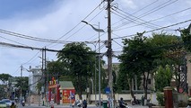 Sợi cá viễn thông treo trên cột điện gây nên cảnh ngổn ngang ở đường phố Quảng Ngãi