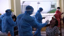 Lấy mẫu xét nghiệm tại Đà Nẵng để truy vết người mắc Covid-19.