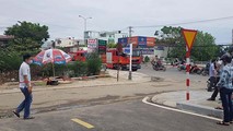 Thi thể nạn nhân dưới chân cầu Đa Cô được đưa lên bờ.