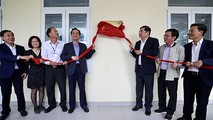 Nghi thức khánh thành công trình điện mặt trời trên mái nhà cho trường học.