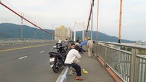 Người dân trông ngóng tung tích nam sinh 20 tuổi nhảy cầu Thuận Phước.