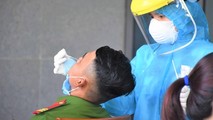 Lấy mẫu xét nghiệm COVID-19 ở Đà Nẵng.