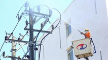 Công ty điện lực Đà Nẵng vệ sinh sứ bằng nước áp lực tại khu ký túc xá phía Tây nơi cách ly tập trung các trường hợp F1 COVID-19