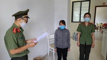 Cơ quan điều tra tống đạt quyết định khởi tố, bắt tạm giam Nguyễn Thị Kim Anh.