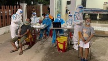Nhân viên y tế lấy mẫu xét nghiệm COVID-19 cho người dân ở Đà Nẵng.