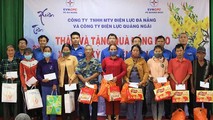 Đoàn Thanh niên PC Quảng Ngãi phối hợp cùng Đoàn Thanh niên Công ty TNHH MTV Điện lực Đà Nẵng trao quà cho bà con ở Tịnh Kỳ.