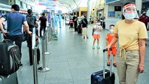 Hành khách xếp hàng giãn cách chờ làm thủ tục tại Sân bay Đà Nẵng.