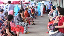 Người dân xếp hàng chờ lấy mẫu xét nghiệm COVID-19 ở Đà Nẵng.