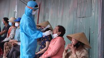 Lấy mẫu xét nghiệm COVID-19 cho tiểu thương ở Đà Nẵng.