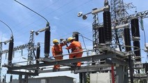 Công nhân điện lực Quảng Ngãi vệ sinh bảo dưỡng dao cách ly TBA 110kV Bình Chánh.