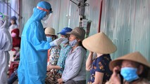 Lấy mẫu xét nghiệm Covid-19 cho người dân ở Đà Nẵng.