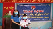 Phó Bí thư Tỉnh đoàn Quảng Bình Lê Thị Ngọc Hà trao Huy hiệu “Tuổi trẻ dũng cảm” cho em Đăng.