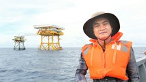Phóng viên Nguyên Phong trong chuyến công tác tại nhà giàn DK1