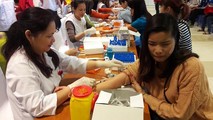Nhiều bạn trẻ dù sợ đau nhưng vẫn tham gia hiến máu cứu người.