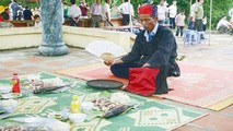 Thầy mo làm lễ cúng.