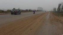 Trục đường 427, nối từ khu đô thị Xa La (Hà Đông) đi huyện Thanh Oai phủ đầy bùn đất, tiềm ẩn nguy cơ gây tai nạn cho người và phương tiện tham gia giao thông.