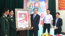 Chủ tịch nước tặng quà cán bộ, chiến sĩ Đồn BPCKQT Lệ Thanh.