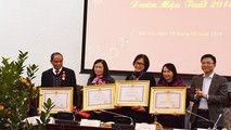 Bộ trưởng Lê Thành Long trao Huân chương Lao động và Bằng khen của Thủ tướng cho một số cán bộ hưu trí.