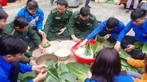 Các đội tranh tài thi gói bánh chưng để tặng người nghèo.