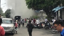 Đến trưa ngày 23/3, một cột khói lớn bất ngờ bùng lên từ chung cư Carina khiến người dân lo sợ đám cháy bùng phát