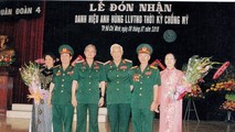 Anh hùng Nguyễn Văn Nhương (thứ 2 bên phải) cùng vợ và hai Trung tướng là đồng đội Nguyễn Đức Xê và Dương Thái trong Lễ đón nhận danh hiệu Anh hùng LLVT.