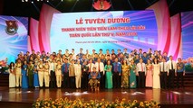 Lãnh đạo Đảng, Nhà nước chụp ảnh lưu niệm với các đại biểu thanh niên tiên tiến làm theo lời Bác.