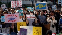 Hình ảnh cuộc biểu tình chống quấy rối tại trung tâm Shinjuku ở Tokyo.