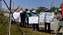 Hình ảnh người dân Long Hưng căng băng rôn phản đối dự án Dona.Coop. (Hình chụp ngày 15/10/2016)
