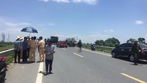 Lực lượng chức năng khám nghiệm hiện trường, khám nghiệm tử thi.