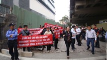 Cư dân toà nhà Discovery Complex căng băng rôn phản đối sai phạm của chủ đầu tư