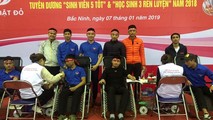 Nguyễn Như Tân (áo đen ngồi bên phải) đang tình nguyện hiến máu trong chương trình "Chủ nhật đỏ".