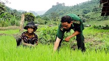 Trung úy Coor Trung hướng dẫn dân làng Pêtapoóc làm lúa nước.